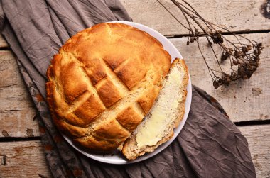 bir dilim ekmek ve tereyağı doğrama tahtası ile.