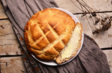 bir dilim ekmek ve tereyağı doğrama tahtası ile.