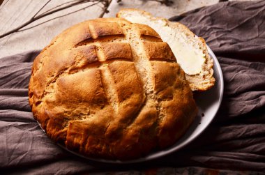 bir dilim ekmek ve tereyağı doğrama tahtası ile.