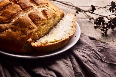 bir dilim ekmek ve tereyağı doğrama tahtası ile.