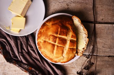 taze çavdar ekmek ve tereyağı