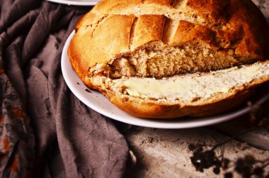 bir dilim ekmek ve tereyağı doğrama tahtası ile.