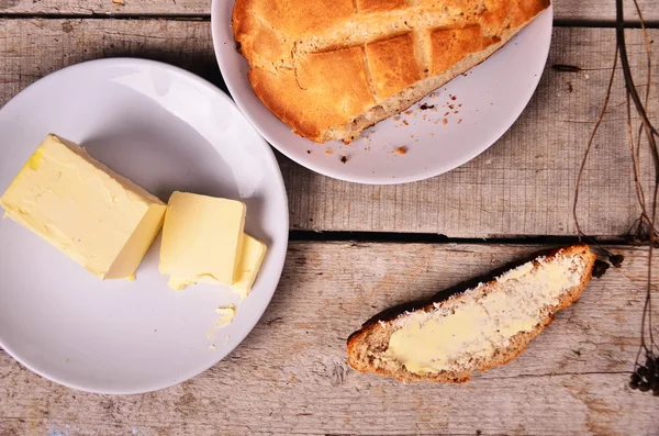 Composition de tranches de pain frais fait maison avec du beurre . — Photo