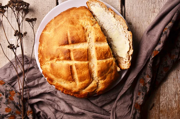 bir dilim ekmek ve tereyağı doğrama tahtası ile.