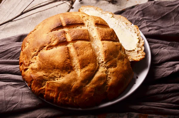 bir dilim ekmek ve tereyağı doğrama tahtası ile.