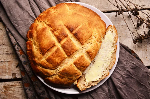 taze çavdar ekmek ve tereyağı