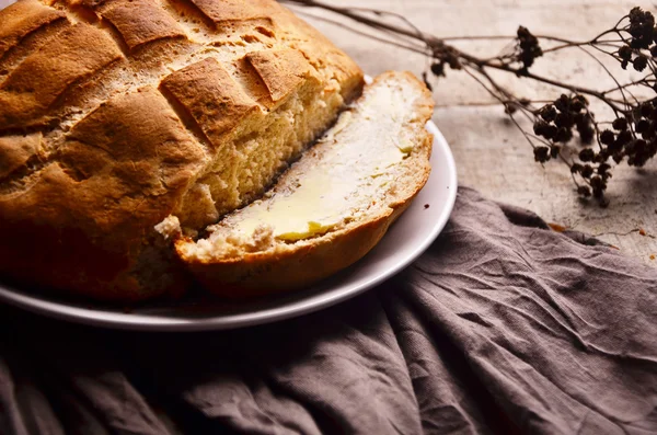 bir dilim ekmek ve tereyağı doğrama tahtası ile.