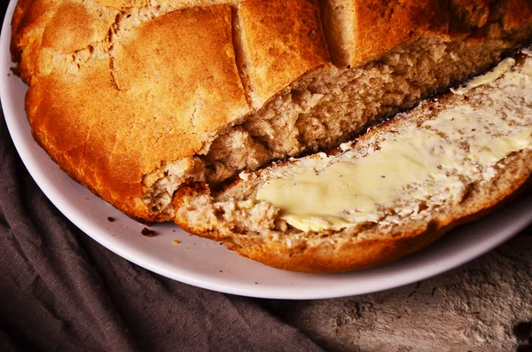 taze çavdar ekmek ve tereyağı