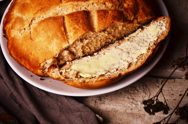 bir dilim ekmek ve tereyağı doğrama tahtası ile.