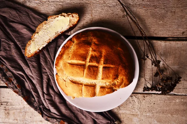 Свіжий житній хліб та масло — стокове фото