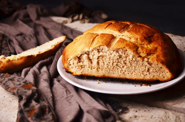 A slice of bread with butter on a chopping board. — Stock Photo, Image