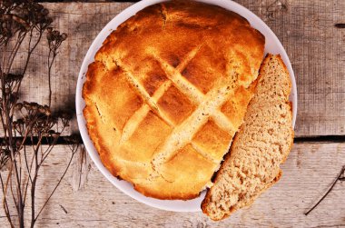 Fırından yeni çıkmış bir rustik ahşap masaya servis ekşi hamur çavdar ekmeği somun.