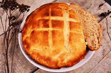 Fırından yeni çıkmış bir rustik ahşap masaya servis ekşi hamur çavdar ekmeği somun.