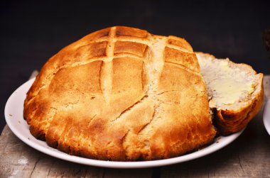 Geleneksel ev yapımı ekmek siyah bir zemin üzerine yuvarlak