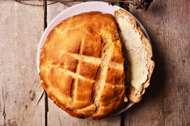 bir dilim ekmek ve tereyağı doğrama tahtası ile.