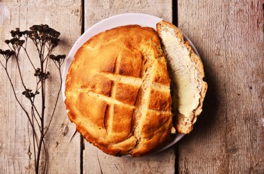 bir dilim ekmek ve tereyağı doğrama tahtası ile.