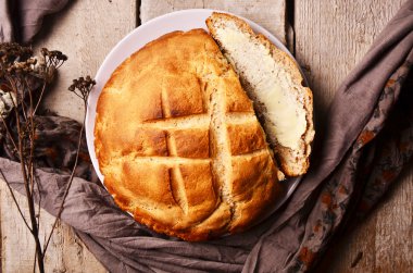 taze çavdar ekmek ve tereyağı