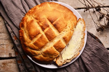 taze çavdar ekmek ve tereyağı