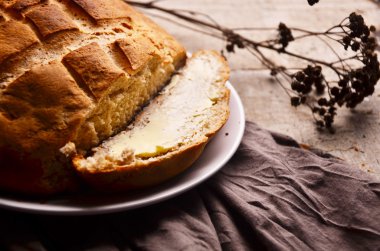 taze çavdar ekmek ve tereyağı