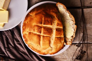 bir dilim ekmek ve tereyağı doğrama tahtası ile.