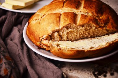 bir dilim ekmek ve tereyağı doğrama tahtası ile.