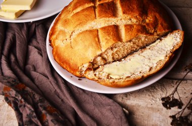 bir dilim ekmek ve tereyağı doğrama tahtası ile.