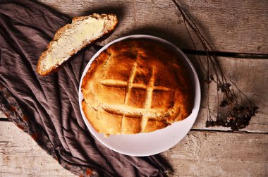 bir dilim ekmek ve tereyağı doğrama tahtası ile.