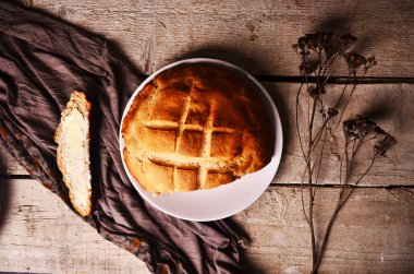 bir dilim ekmek ve tereyağı doğrama tahtası ile.