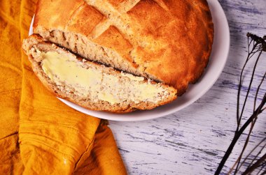 bir dilim ekmek ve tereyağı doğrama tahtası ile.