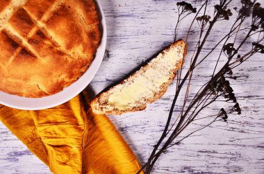 bir dilim ekmek ve tereyağı doğrama tahtası ile.