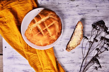 bir dilim ekmek ve tereyağı doğrama tahtası ile.