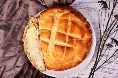 bir dilim ekmek ve tereyağı doğrama tahtası ile.