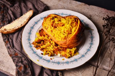 Kabak pirinç, fasulye, Mısır, kaju fıstığı ve mantar ile doldurulmuş. Tonlama. seçici odak
