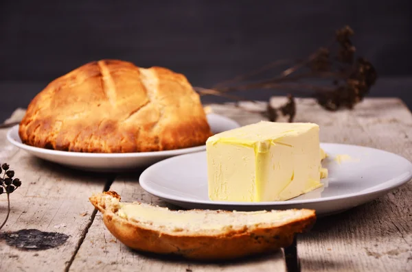 Composition de tranches de pain frais fait maison avec du beurre . — Photo