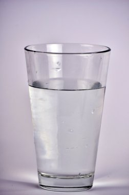 Beyaz arkaplanda izole edilmiş su bardağı