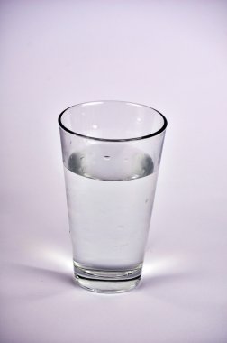 Beyaz arkaplanda izole edilmiş su bardağı