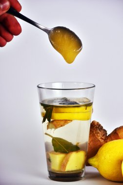 Zencefil çay limon ve bal üzerinde koyu mavi arka plan, üstten görünüm