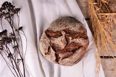 Ahşap masada taze pişmiş geleneksel ekmek.