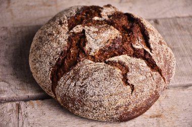 Masa örtüsü üzerinde yalan yuvarlak iyi kızarmış ekmek. Ev yapımı ekmek.