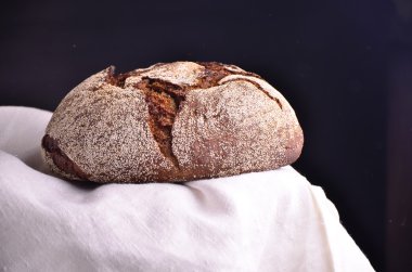 Ahşap masada taze pişmiş geleneksel ekmek.