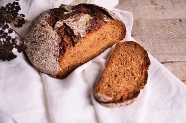 Ahşap masada taze pişmiş geleneksel ekmek.