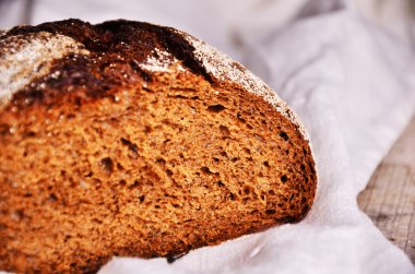 Ahşap masada taze pişmiş geleneksel ekmek.