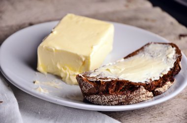 taze ekmek ve ahşap zemin üzerine ev yapımı tereyağı