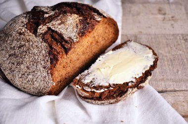 taze ekmek ve ahşap zemin üzerine ev yapımı tereyağı