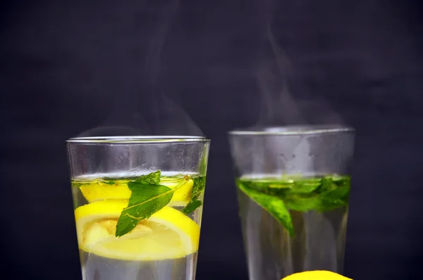 Имбирный чай с лимоном на деревянном фоне — стоковое фото
