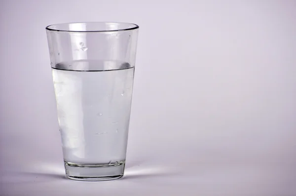 Üveg víz elszigetelt fehér alapon — Stock Fotó