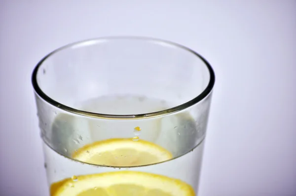 Taza de té de jengibre con limón y miel sobre fondo azul oscuro, vista superior —  Fotos de Stock