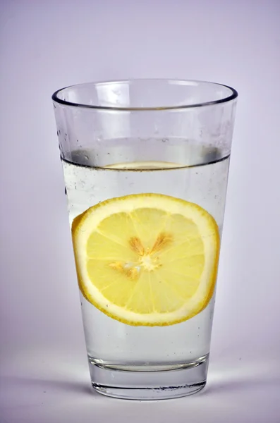 레몬과 진한 파란색 배경에, 상위 뷰 꿀 생강 차 한잔 — 스톡 사진