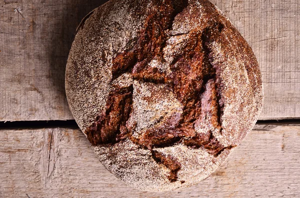 上木制的背景下，食品特写的面包 — 图库照片