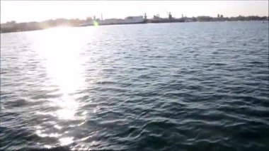 sparkles ve ışık yansımaları ile hareketli bir tekneden görünümü geçen mavi deniz suyu